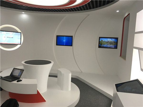 湖北光谷展廳壁掛觸摸廣告機